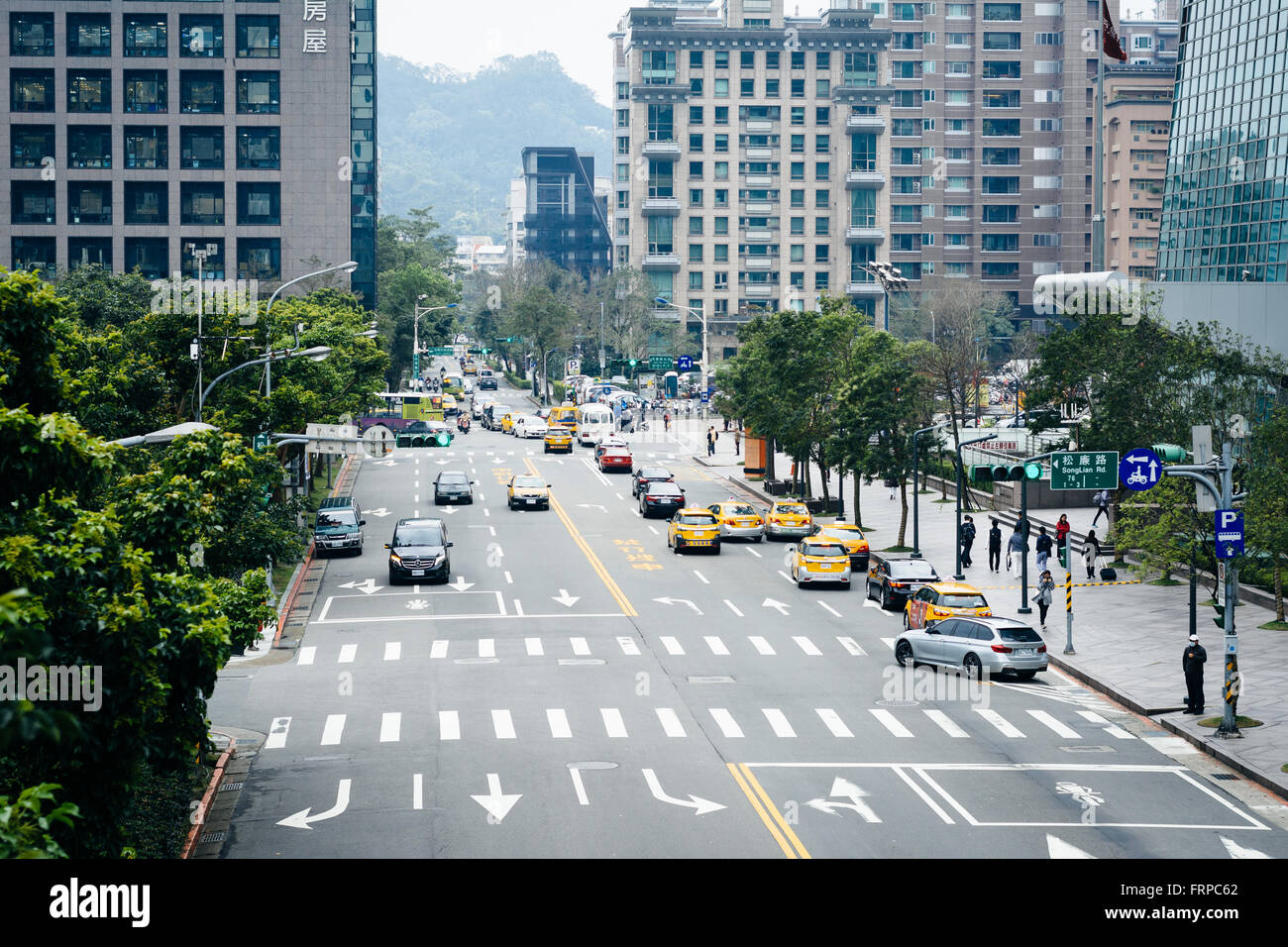 Blick auf Verkehr auf Songzhi Road, in der Xinyi District, Taipei, Taiwan. Stockfoto