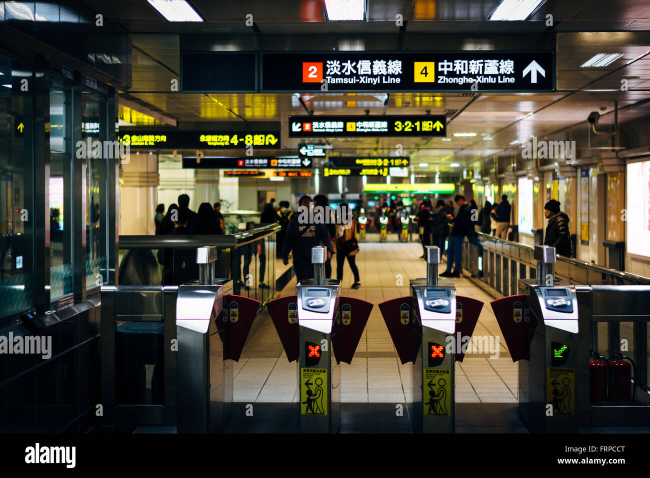 Eingang zu einem der Dongmen MRT-Station in Taipeh, Taiwan. Stockfoto