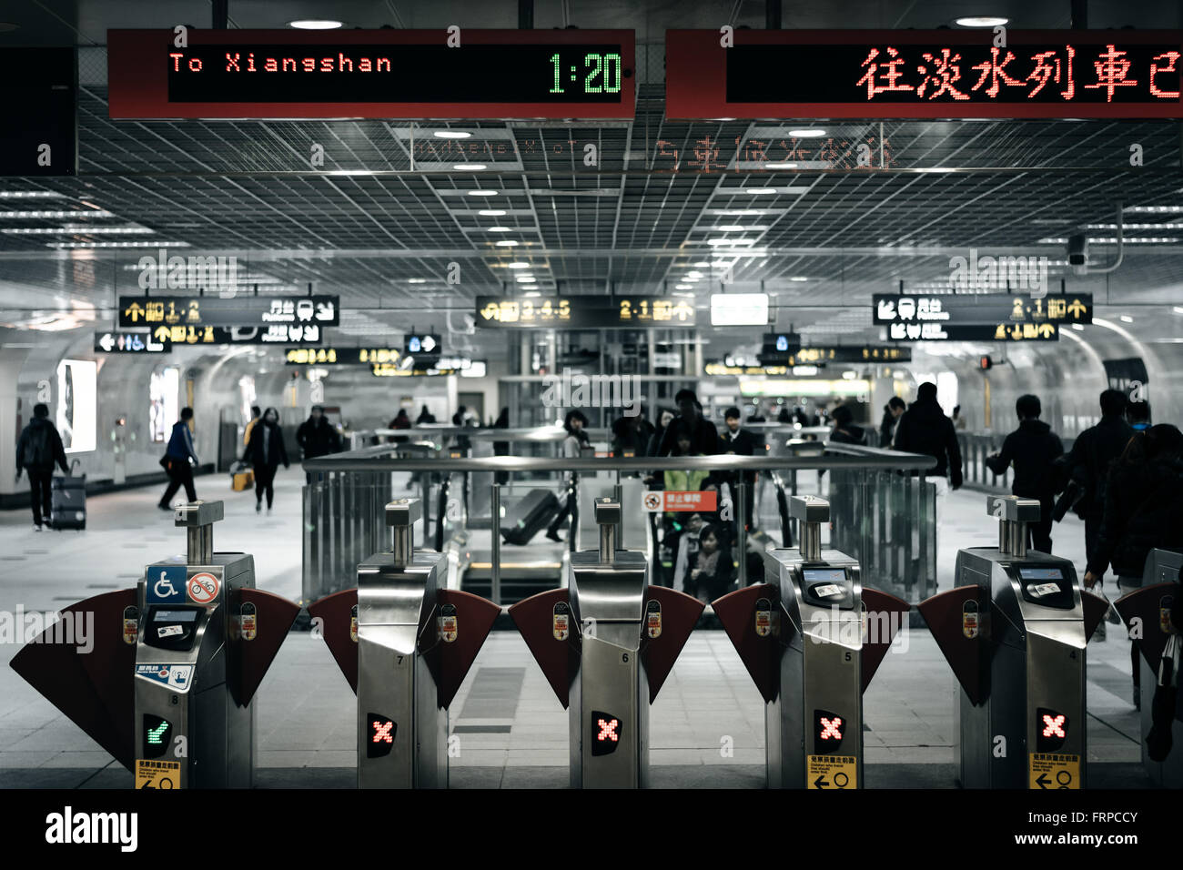 Eingang zu einer MRT-Station in Taipeh, Taiwan. Stockfoto