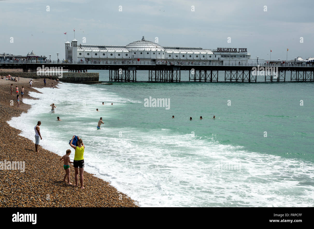 Brighton Pier und Strand, Brighton und hove, UK Stockfoto