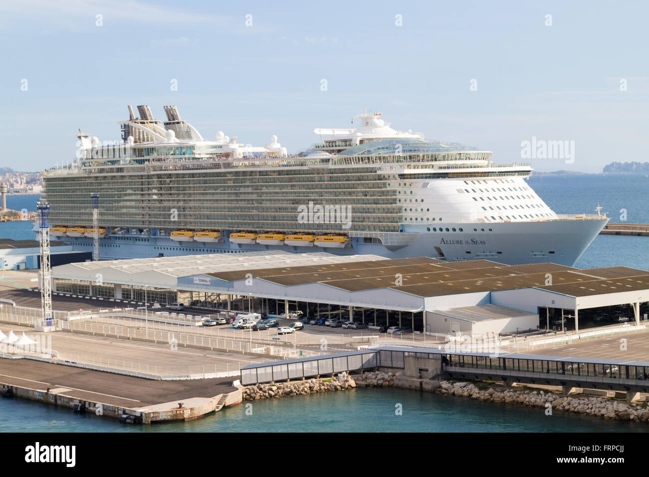 Das Royal Caribbean Kreuzfahrtschiff Allure of the Seas vertäut im Hafen von Marseille Stockfoto