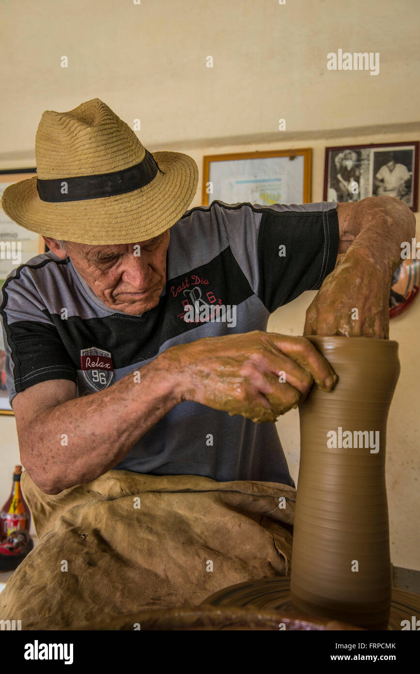 Porträt von Daniel "Chichi" Santander eine Vase auf seiner Töpferscheibe El Alfarero Casa Chichi Workshop gestalten. Trinidad, Sancti Spiritus, Kuba. Stockfoto