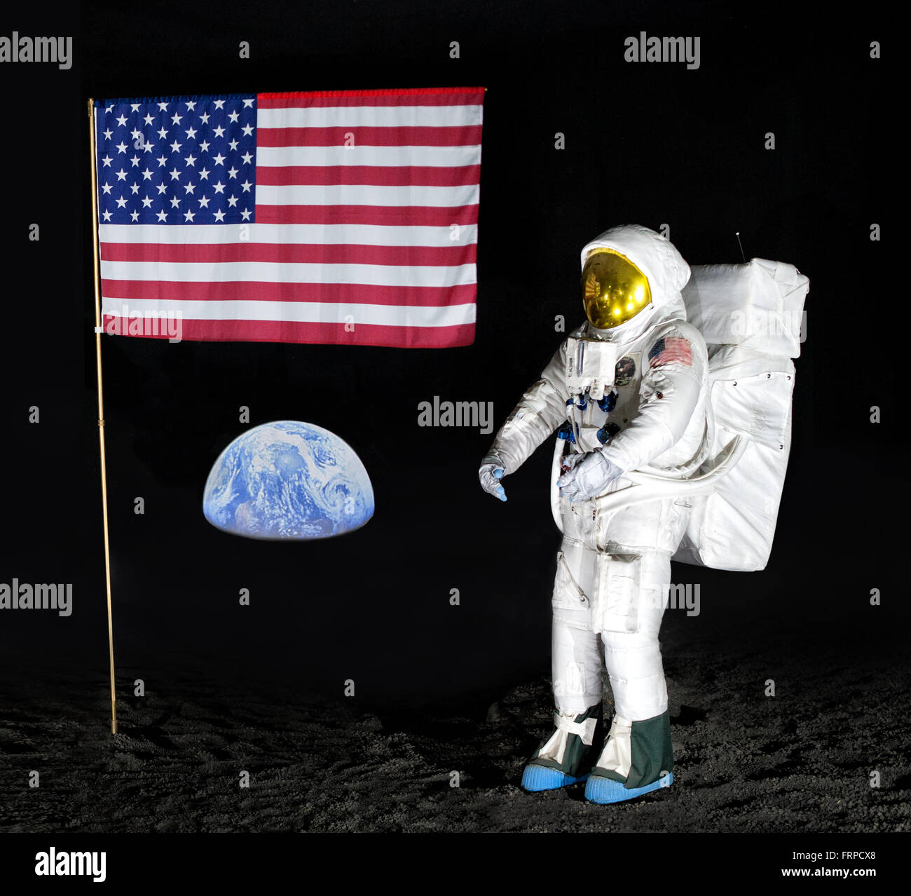 Modell des einzigen amerikanischen NASA-Astronauten für die Anzeige über die Erforschung des Mondes mit gebuchten Flagge weit von der Erde Stockfoto