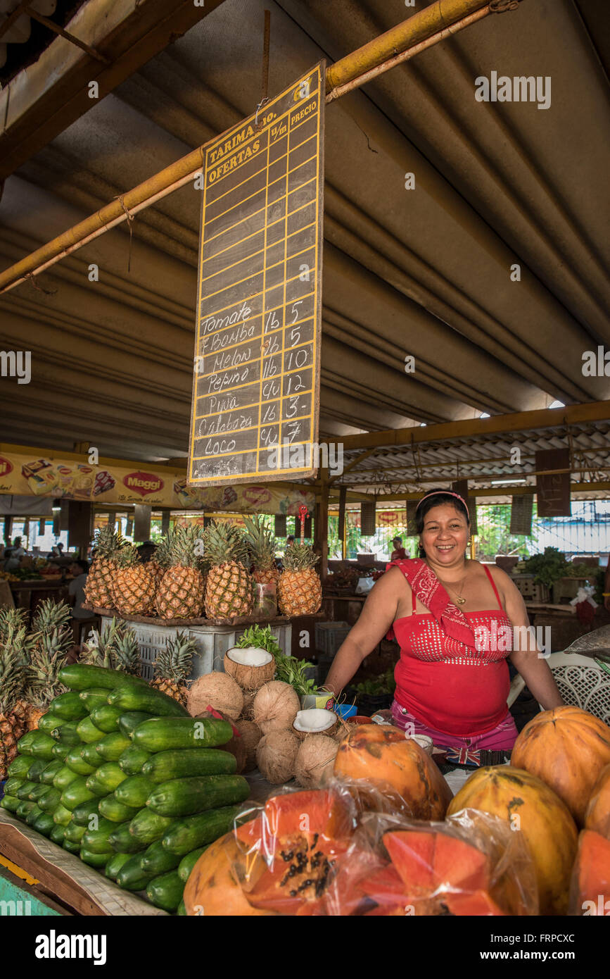 Eine lächelnde Frau produzieren Hersteller in Lebensmittelmarkt - Havanna, Kuba. Stockfoto