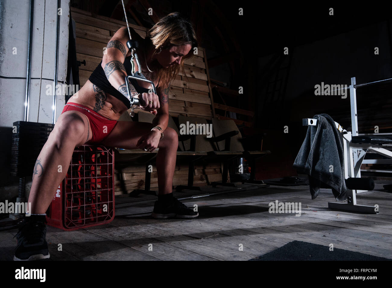 Frau mit einem Gewicht Maschine Ausbildung Stockfoto