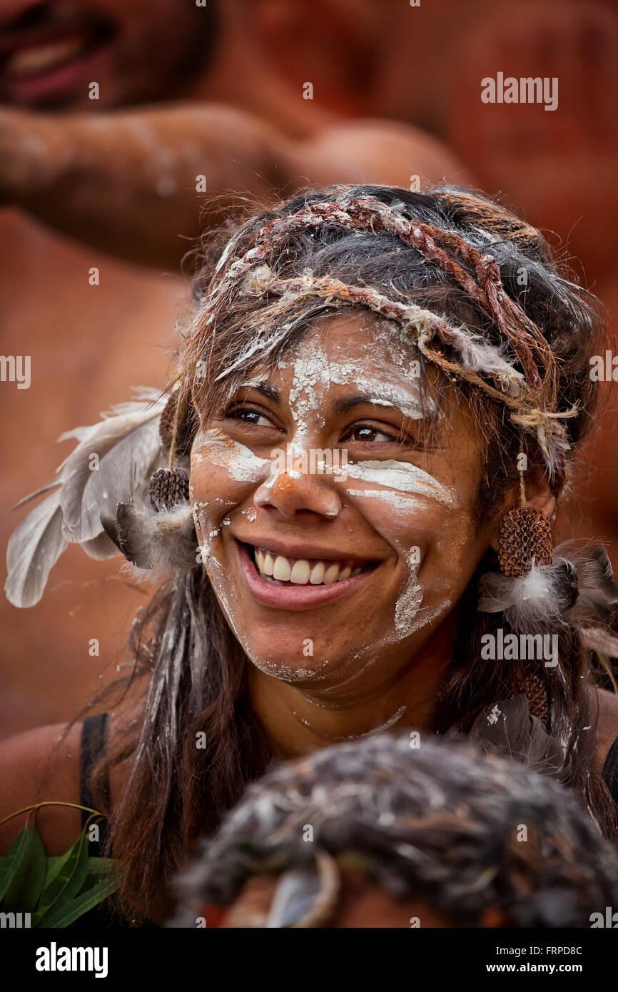 Ein Aborigine australische Frau Tänzer wartet ihr wiederum in einem Wettbewerb Stockfoto