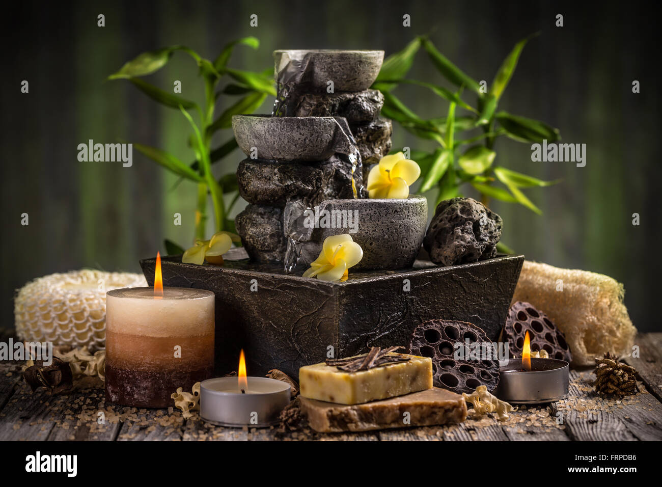 Zusammensetzung der Kurbehandlung auf hölzernen Hintergrund Stockfoto