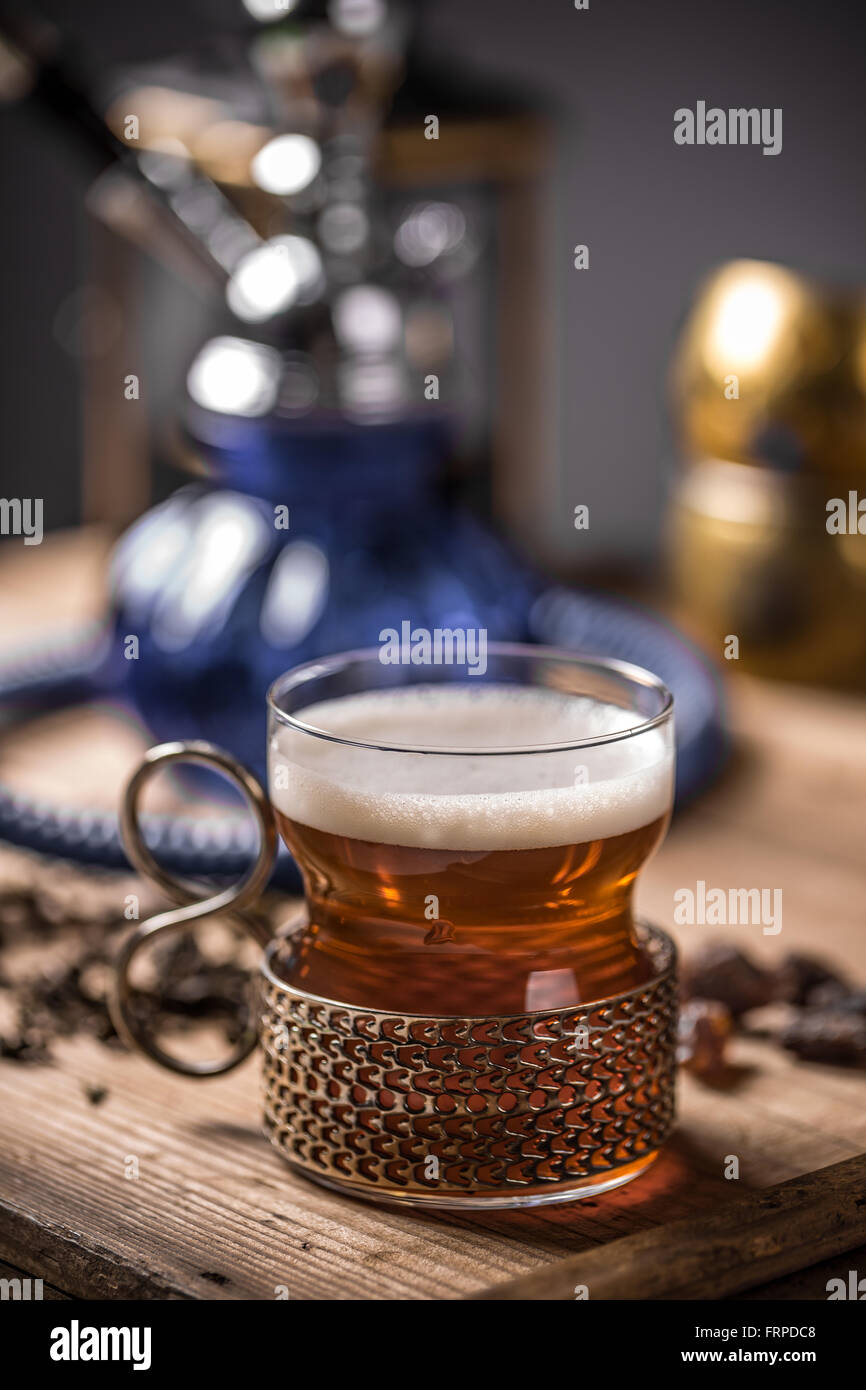 Tasse Tee mit Vintage-Glas-Halter Stockfoto