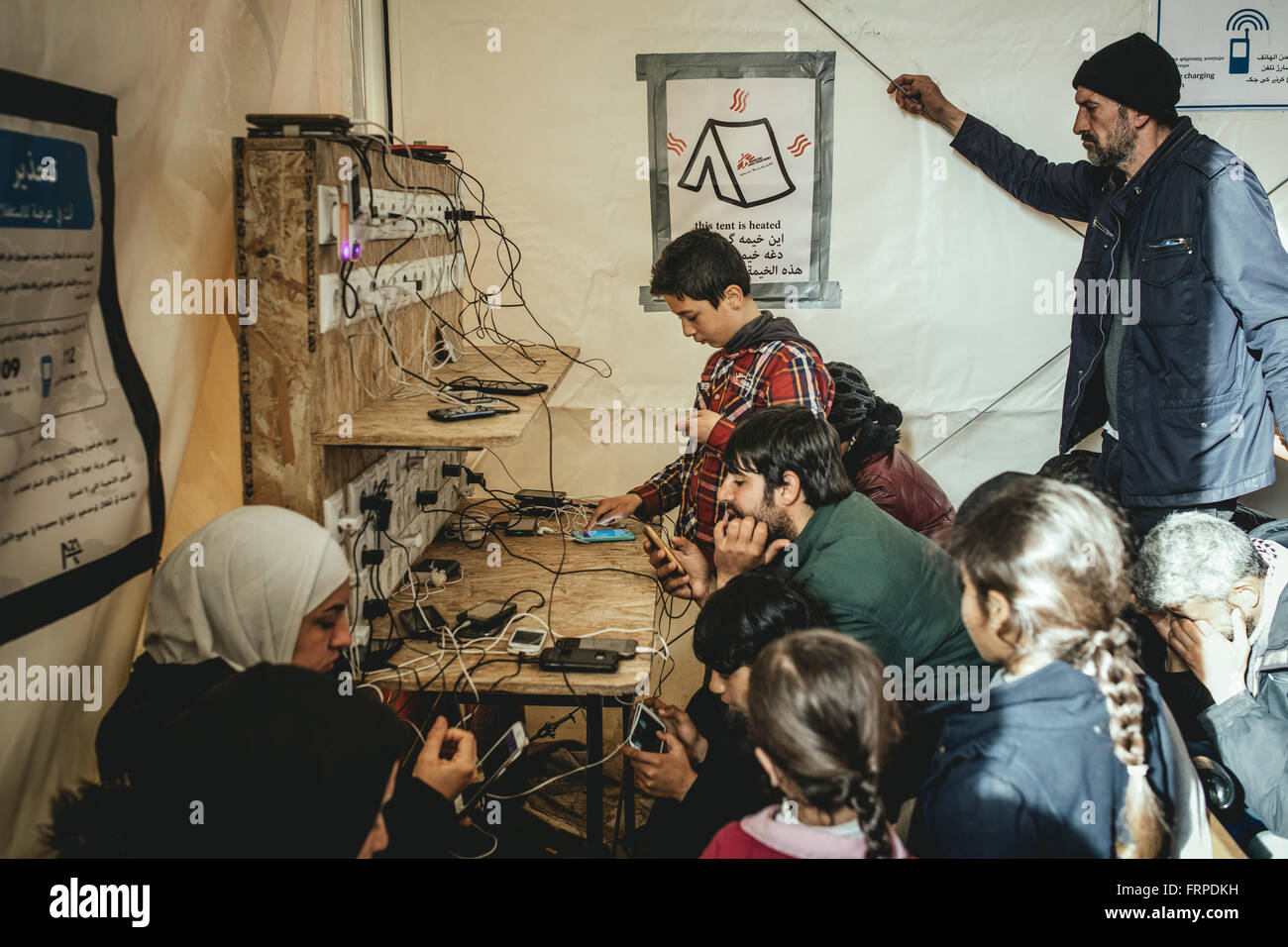 Idomeni Flüchtlingslager an der Grenze zu Griechenland Mazedonien, Flüchtlinge Aufladen ihres Handys im überfüllten Lager, Idomeni Stockfoto