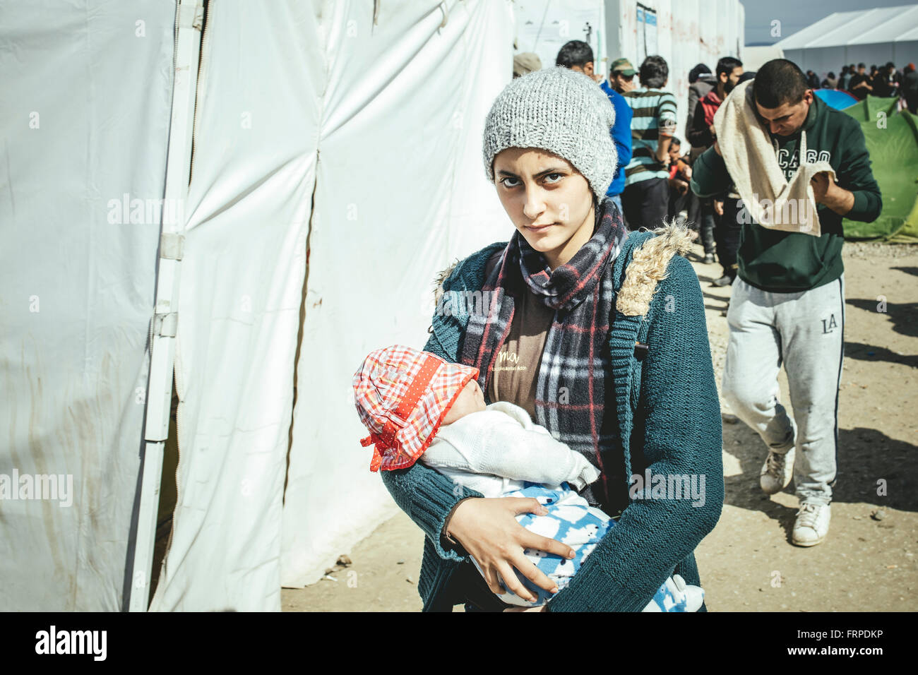 Idomeni Flüchtlingslager an der Grenze zu Griechenland Mazedonien, Mutter mit ihrem Baby, Idomeni, Zentral-Makedonien, Griechenland Stockfoto