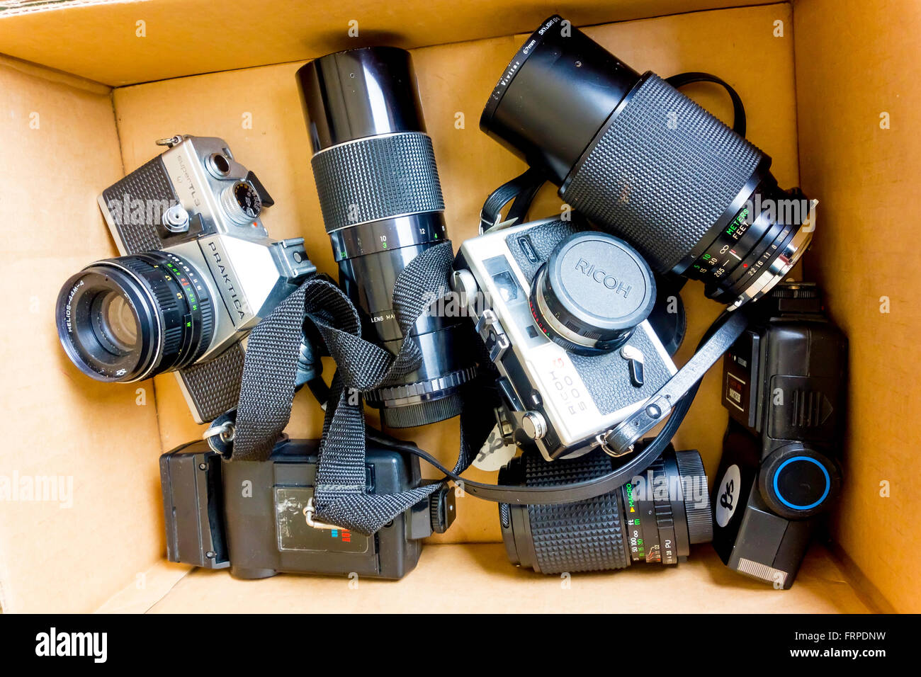 Eine Sammlung von alten 35mm-Film-Kameras, objektive und Blitzgeräte für den Verkauf auf einem Flohmarkt-Stand. Stockfoto