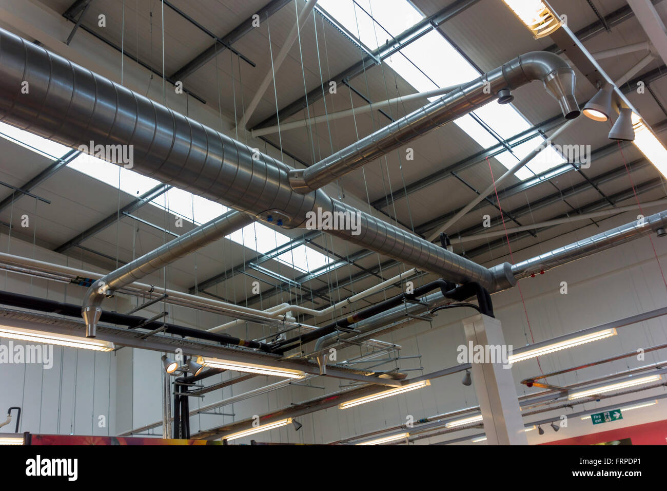 Heizung Lüftung und elektrische Leistungen von Dachkonstruktion in einem Supermarkt den freien Zugang für Stock Spac bieten ausgesetzt Stockfoto