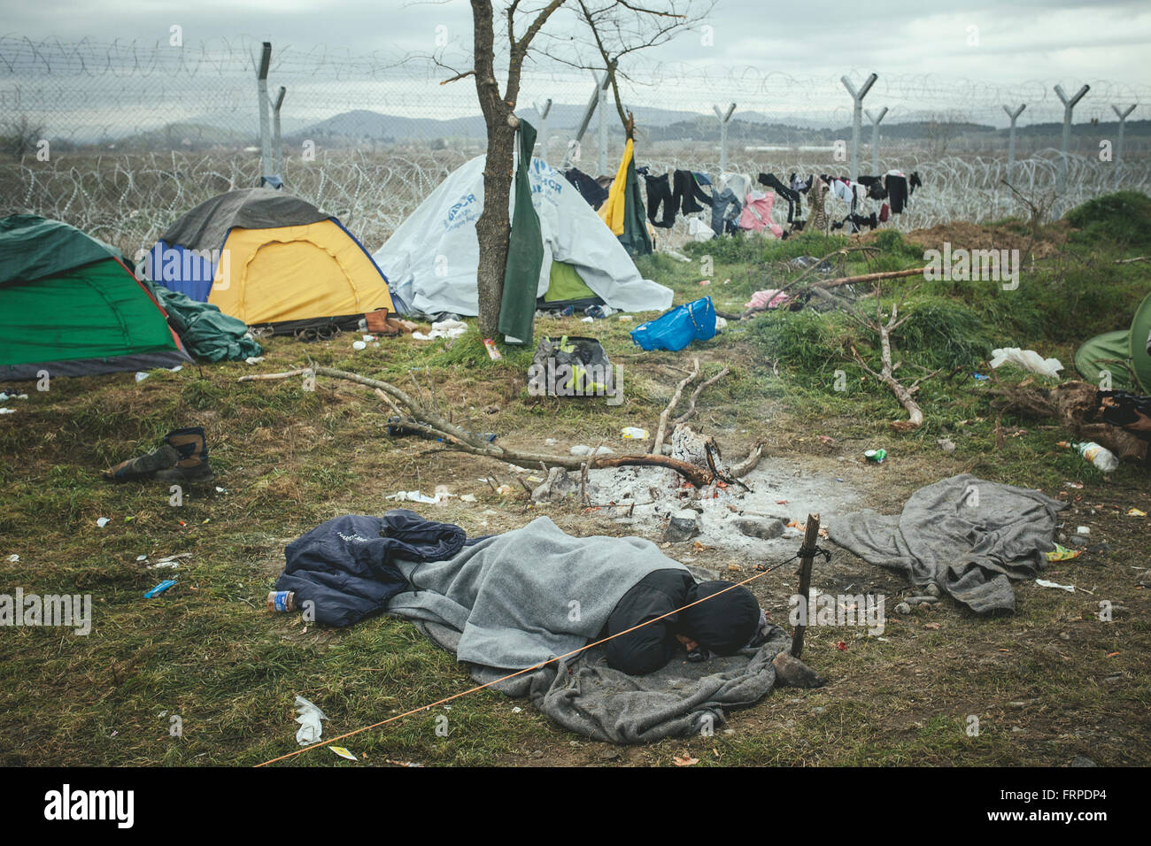 Idomeni Flüchtlingslager an griechisches Mazedonien Grenze, schlafen Migranten außerhalb vor der Grenze Zaun, Idomeni, Zentral-Makedonien Stockfoto
