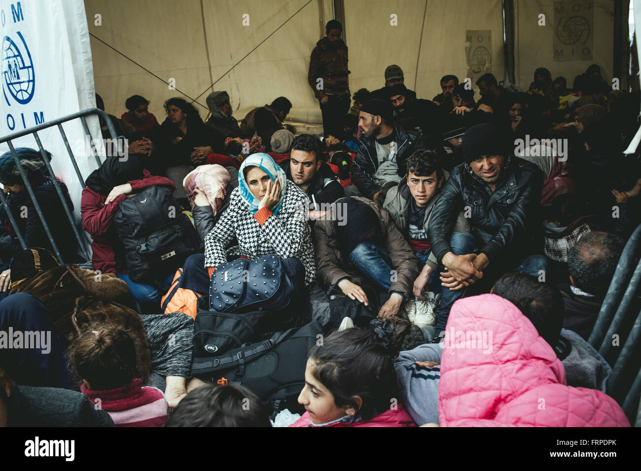 Idomeni Flüchtlingslager an griechisches Mazedonien Grenze, Flüchtlinge warten am Checkpoint, Idomeni, Zentralmakedonien, Griechenland Stockfoto