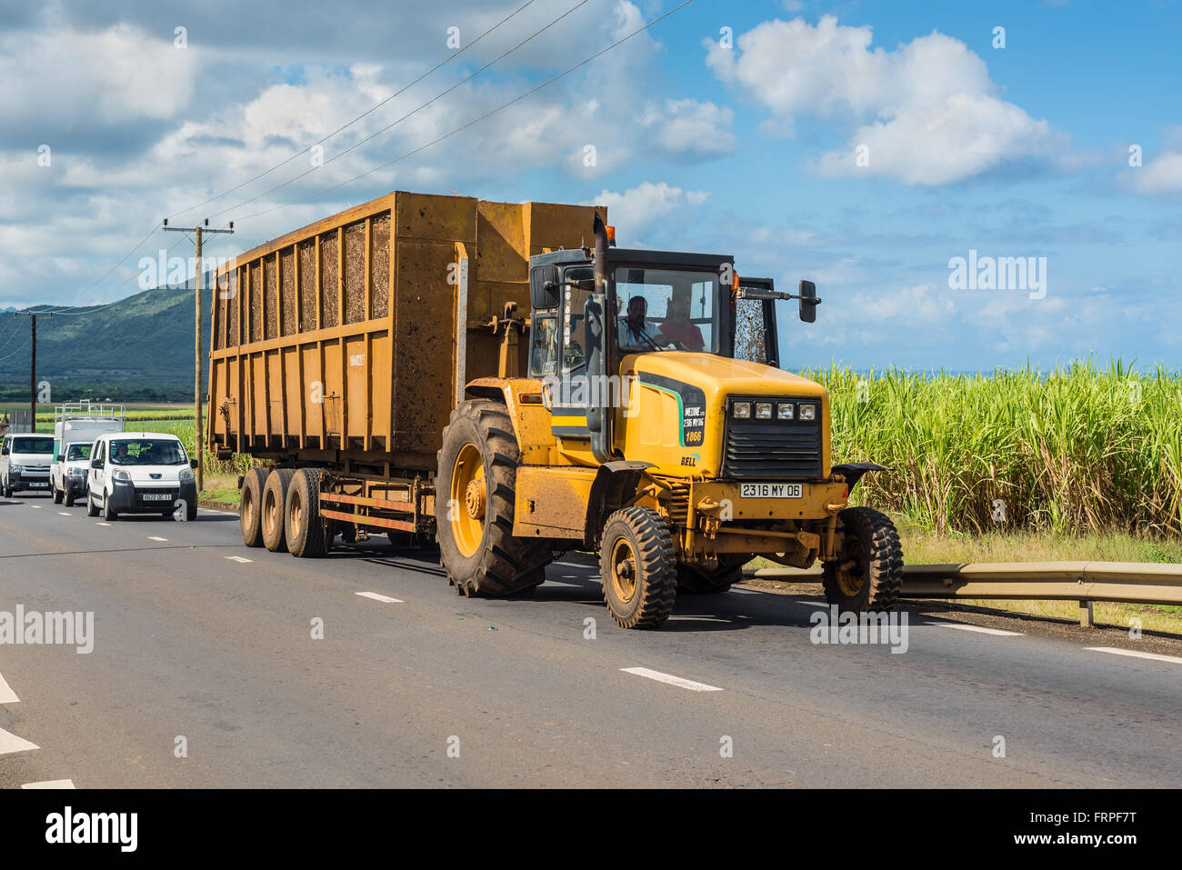 LKW mit Volllast des geernteten Zuckerrohrs auf dem Lande in der Nähe von Cascavelle, Mauritius Stockfoto