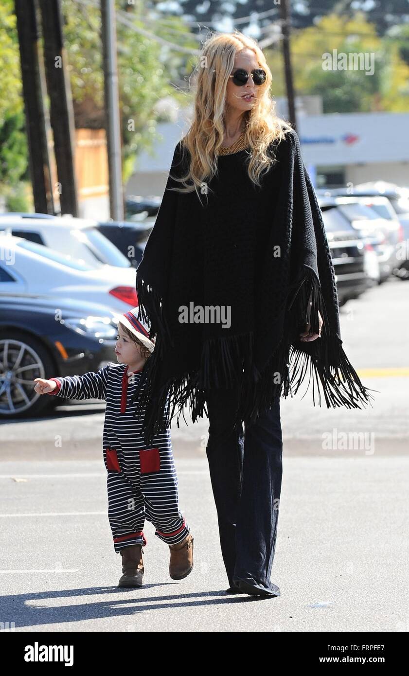 Rachel Zoe und ihrem Ehemann Rodger Berman nehmen ihre Söhne Kaius und Skyler mittags Brentwood mit: Rachel Zoe, Kaius Jagger Berman wo: Brentwood, Kalifornien, USA bei: 20. Februar 2016 Stockfoto