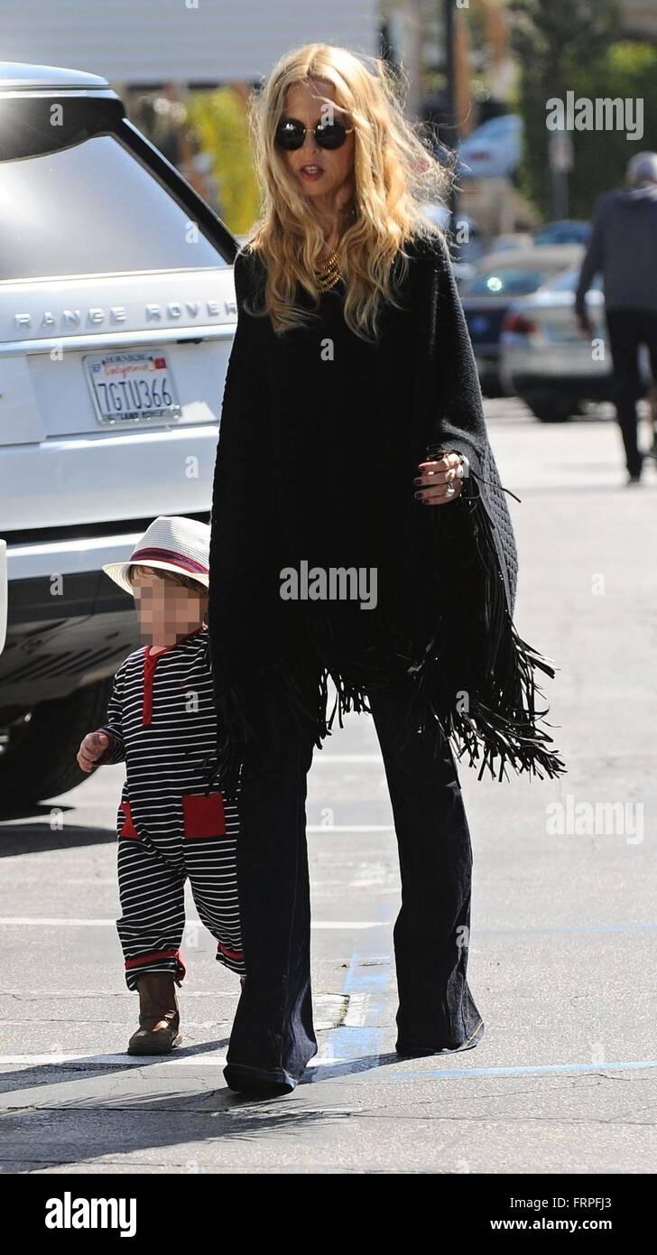 Rachel Zoe und ihrem Ehemann Rodger Berman nehmen ihre Söhne Kaius und Skyler mittags Brentwood mit: Rachel Zoe, Kaius Jagger Berman wo: Brentwood, Kalifornien, USA bei: 20. Februar 2016 Stockfoto