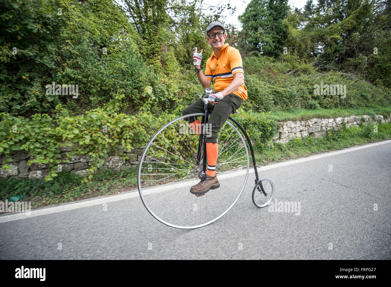 Ein Veloziped, der Vorfahr des Fahrrades, beim Rennen. Eroica ist ein Radsport-Event findet seit 1997 in der Provinz von Siena mit Routen meist auf unbefestigten Straßen mit Vintage Fahrräder platzieren. In der Regel hielt es auf den ersten Sonntag im Oktober. Stockfoto