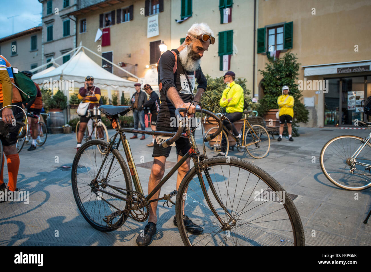 Eroica ist ein Radsport-Event findet seit 1997 in der Provinz von Siena mit Routen meist auf unbefestigten Straßen mit Vintage Fahrräder platzieren. Stockfoto