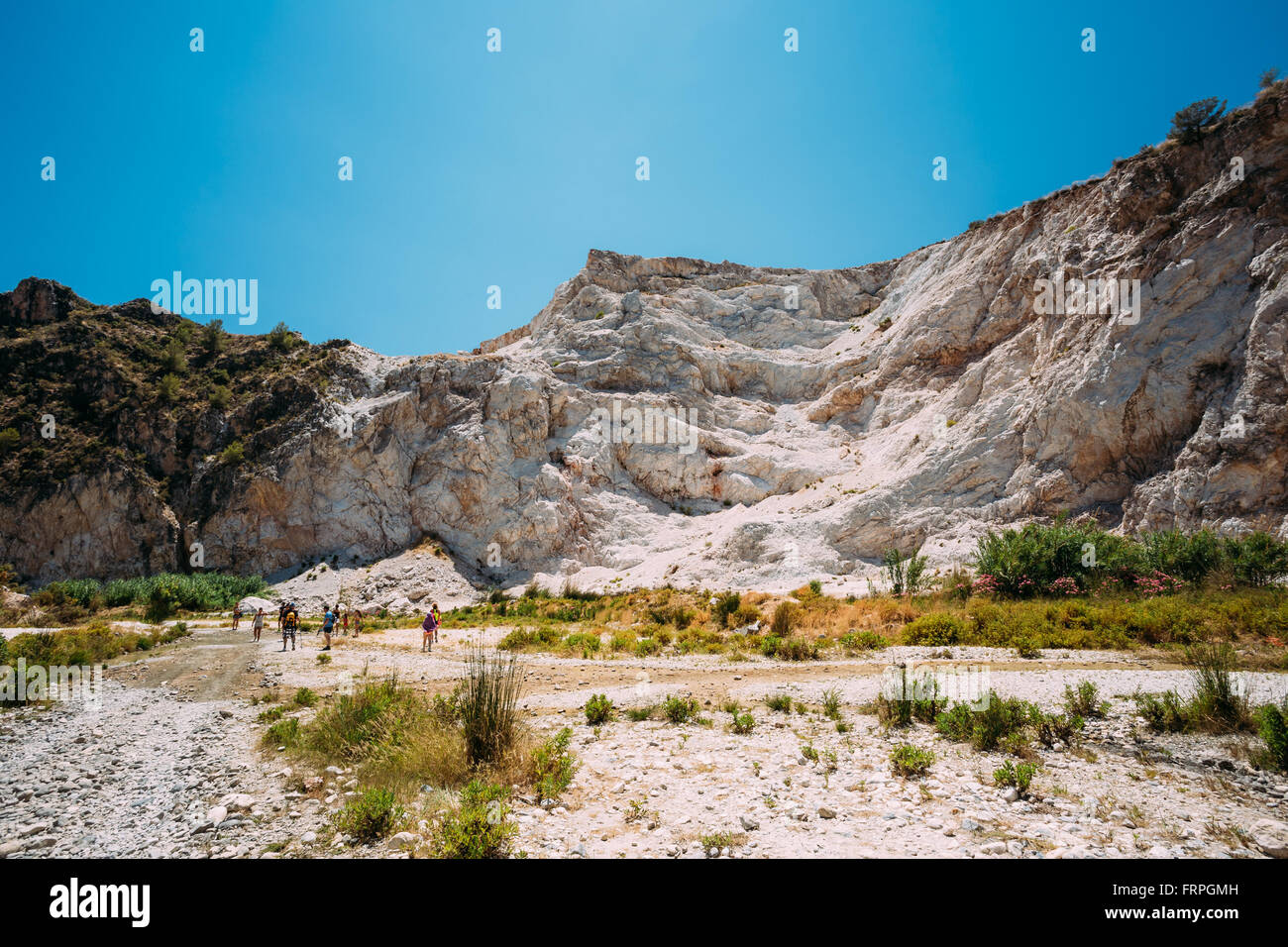 Die Menschen gehen im touristischen Route vom Fluss Rio Chillar in der Nähe von Nerja, Malaga, Spanien Stockfoto