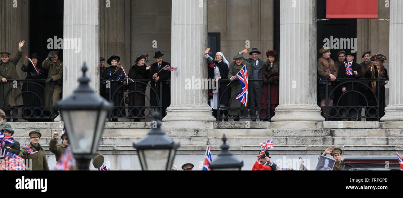 Londons Straßen sind fünf Stunden lang durch den Film "Wonder Woman" Dreharbeiten in Trafalgar Square geschlossen. Die Szene ist der Waffenstillstand vom 11. November 1918, als der Krieg endete. Gal Gadot (Wonder Woman) Witze mit Lucy Davis am Set.  Mitwirkende: Atmosphäre wo Stockfoto