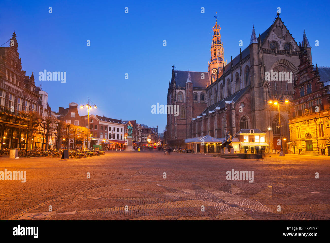 Der Grote Markt-Platz und der Kirche St. Bavo in Haarlem in der Nacht. Stockfoto