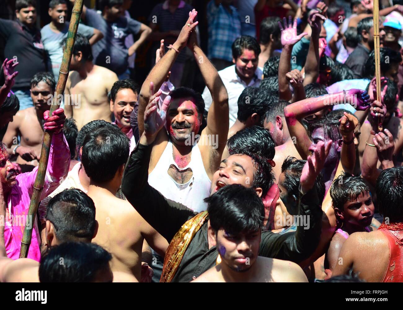 Allahabad, Uttar Pradesh, Indien. 23. März 2016. Allahabad: Indische Nachtschwärmer tanzen feiern Holi-fest in Allahabad auf 23.06.2016, Holi, das Fest der Farben, ist eine ausgelassenen Feier der Ankunft des Frühlings und fällt auf den Tag nach Vollmond jährlich im März. Bildnachweis: Prabhat Kumar Verma/ZUMA Draht/Alamy Live-Nachrichten Stockfoto