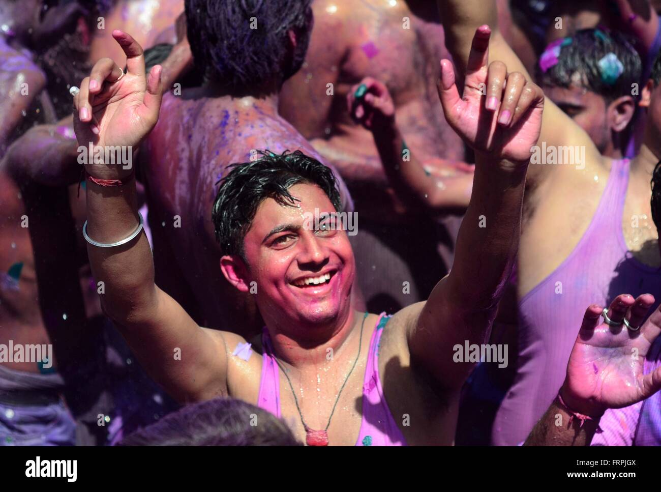 Allahabad, Uttar Pradesh, Indien. 23. März 2016. Allahabad: Indische Nachtschwärmer tanzen feiern Holi-fest in Allahabad auf 23.06.2016, Holi, das Fest der Farben, ist eine ausgelassenen Feier der Ankunft des Frühlings und fällt auf den Tag nach Vollmond jährlich im März. Bildnachweis: Prabhat Kumar Verma/ZUMA Draht/Alamy Live-Nachrichten Stockfoto