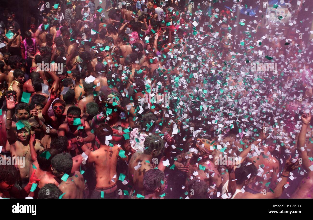 Allahabad, Uttar Pradesh, Indien. 23. März 2016. Allahabad: Indische Jugend können Nachtschwärmer tanzen, feiern Holi-fest in Allahabad auf 23.06.2016, Holi, das Fest der Farben, ist eine ausgelassenen Feier der Ankunft des Frühlings und fällt auf den Tag nach Vollmond jährlich im März. Bildnachweis: Prabhat Kumar Verma/ZUMA Draht/Alamy Live-Nachrichten Stockfoto