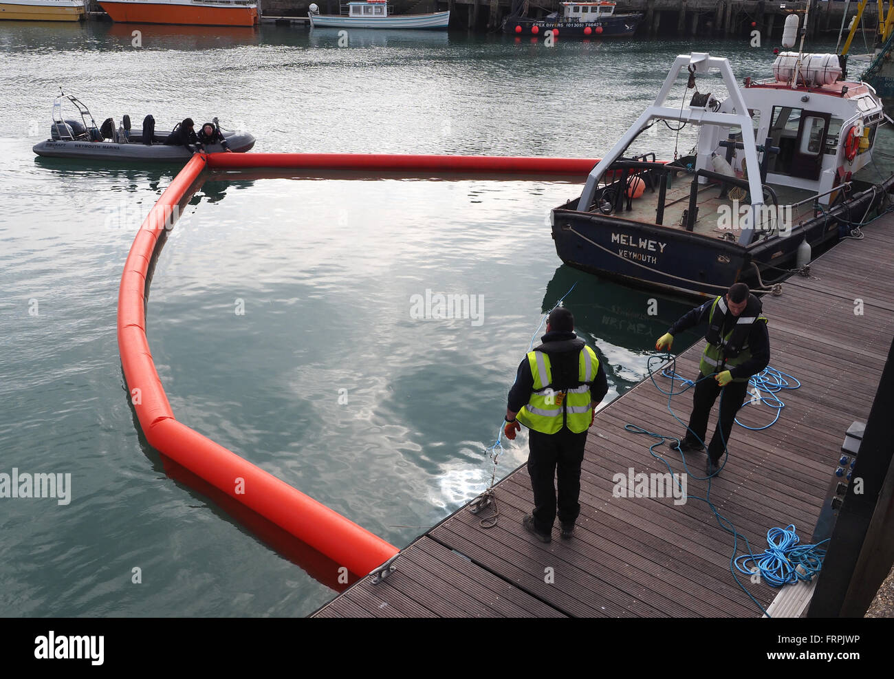 Öl Verschmutzung Containment Boom Bereitstellung Übung am Hafen von Weymouth, Dorset, Großbritannien Stockfoto Öl Verschmutzung Containment Boom Bereitstellung Übung am Hafen von Weymouth, Dorset, Großbritannien Stockfoto