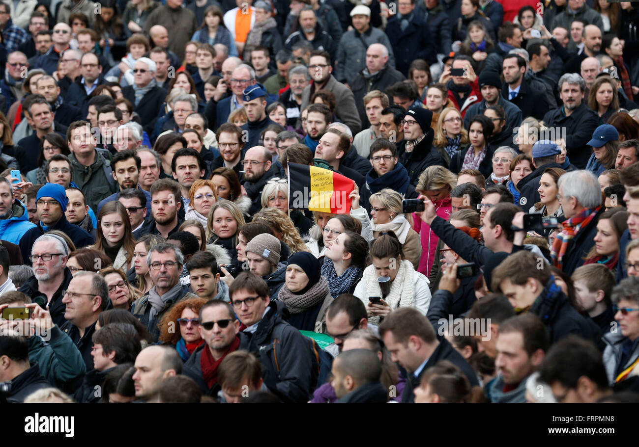 Brüssel, Belgien. 23. März 2016. Menschen versammeln, um den Opfern in der Innenstadt von Brüssel, 23. März 2016 zu trauern. Mindestens 34 Menschen wurden getötet und 180 verletzt nach Explosionen am Brüsseler Flughafen und eine u-Bahnstation am Dienstag. Bildnachweis: Ye Pingfan/Xinhua/Alamy Live-Nachrichten Stockfoto