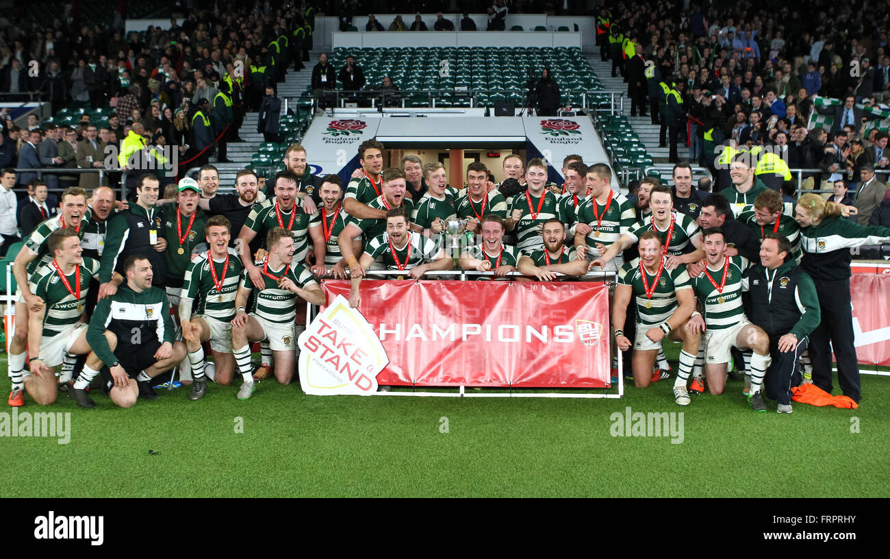 Twickenham, London, UK. 23. März 2016. Die britischen Universitäten und Colleges Sport Rugby Finale. Herrenfinale zwischen Loughborough und Exeter Universitäten. Das Exeter-Team feiert ihren Erfolg mit der Trophäe © Aktion Plus Sport Bilder/Alamy Live News Bildnachweis: Action Plus Sport Bilder/Alamy Live News Stockfoto