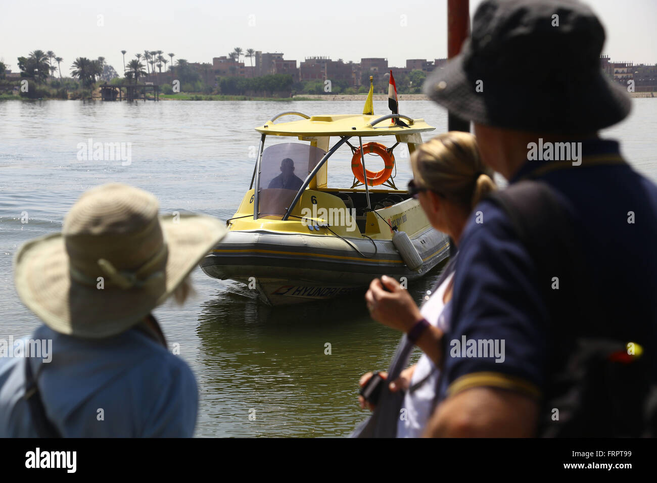 Kairo. 22. März 2016. Passagiere warten auf ein Taxi-Boot an einer Haltestelle in Kairo am 22. März 2016. "Das Taxi-Boot-Projekt soll vor allem die Kairo Staus zu verringern," sagte George Magdy, Betriebsleiter der Nil Taxiunternehmen Xinhua, hinzufügen, der Service ist eine Alternative für umweltbewusste Transport in Kairo, das ist Heimat von rund 20 Millionen Menschen, 2 Millionen Autos und rund 24,6000 Meilen von Straßen. Bildnachweis: Ahmed Gomaa/Xinhua/Alamy Live-Nachrichten Stockfoto