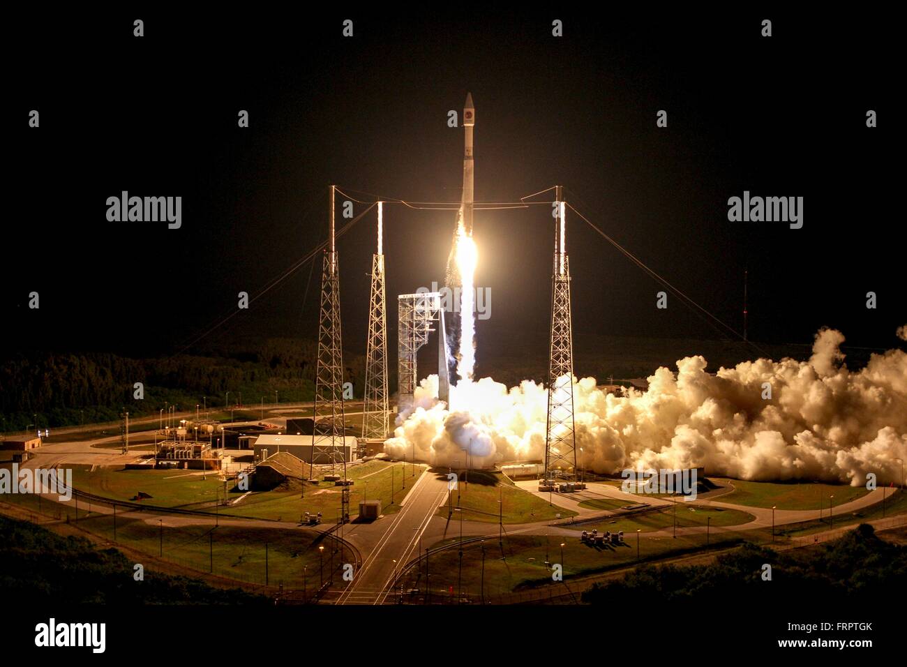 Das OA-6 Cygnus Raumfahrzeug hebt an Bord einer United Launch Alliance Atlas V-Rakete am Kennedy Space Center 22. März 2016 in Cape Canaveral, Florida. Das The Cygnus Cygnus soll starten am 22. März, Hardware und Zubehör zur internationalen Raumstation ISS zu liefern. Stockfoto