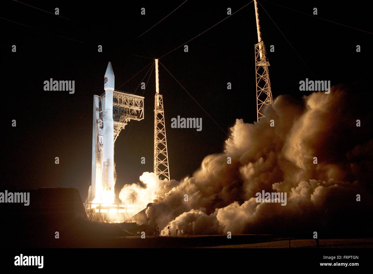Das OA-6 Cygnus Raumfahrzeug hebt an Bord einer United Launch Alliance Atlas V-Rakete am Kennedy Space Center 22. März 2016 in Cape Canaveral, Florida. Das The Cygnus Cygnus soll starten am 22. März, Hardware und Zubehör zur internationalen Raumstation ISS zu liefern. Stockfoto