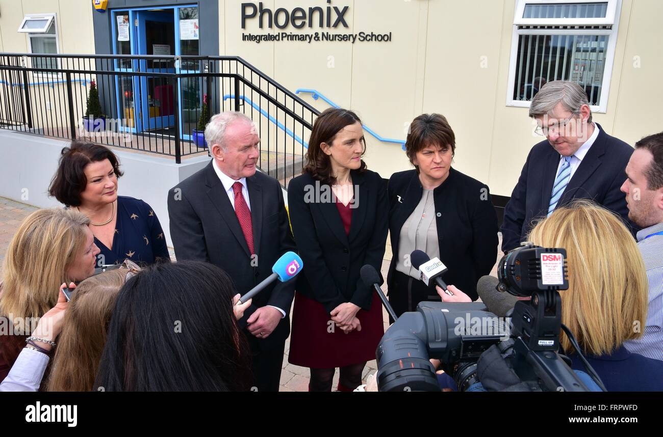 Cookstown, Vereinigtes Königreich. 23. März 2016. Phoenix Primary Principal Heather Watson, Abgeordneter First Minister Martin McGuinness mit Staatssekretär Theresa Villiers, erster Minister Arlene Foster und Bildungsminister John O'Dowd bei einer offiziellen Besuch und Ankündigung der Bildung Finanzierung Kredit: Mark Winter/Pacific Press/Alamy Live News Stockfoto