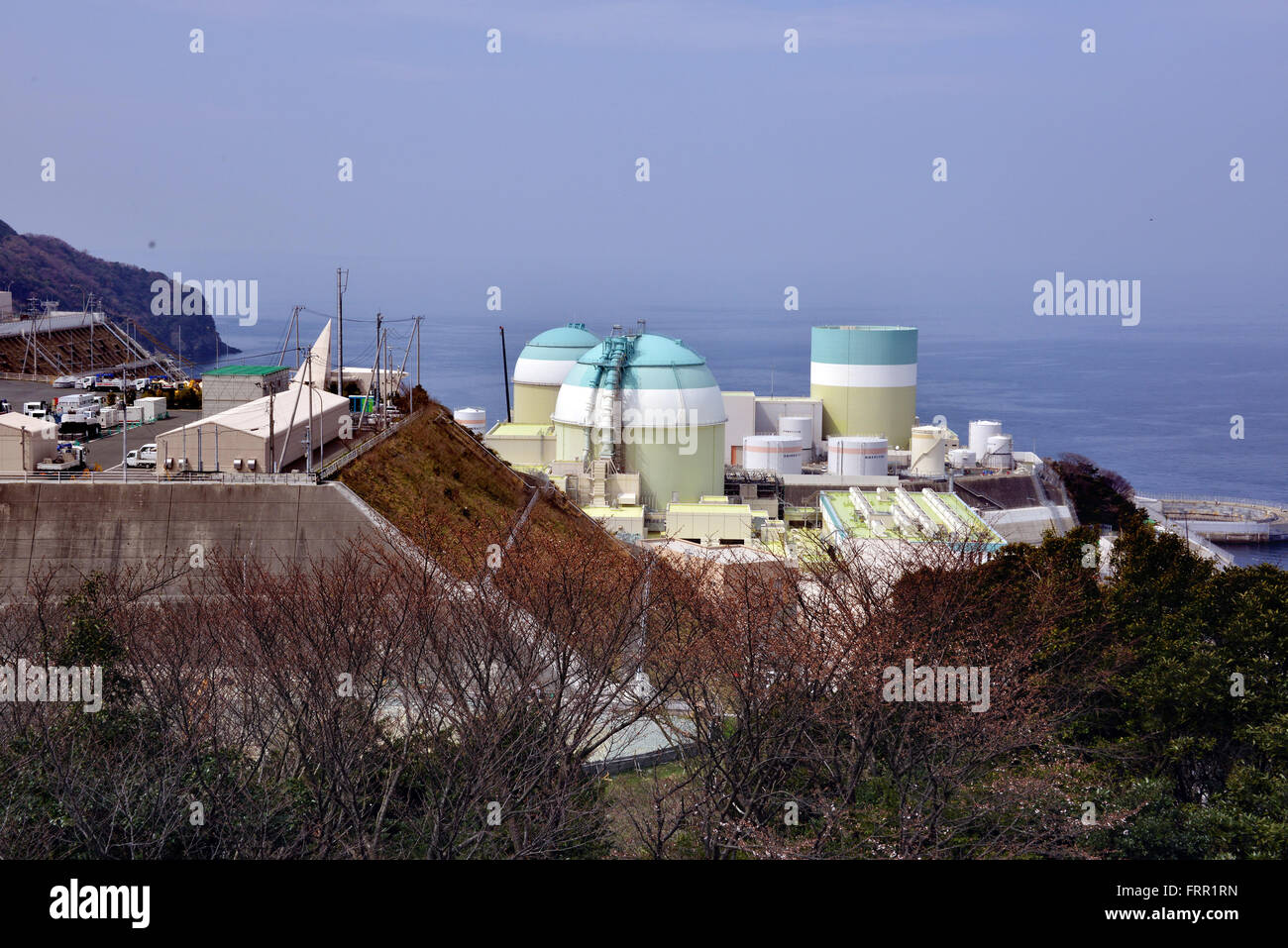 Ehime, Japan. 23. März 2016. Shikoku Electric Power Co. Ikata Kernkraftwerk Reaktorgebäude eins (R), zwei (L) und (C) am Ikata Stadt in der Präfektur Ehime, Japan der südlichen Insel Shikoku auf Mittwoch, 23. März 2016 stehen. Japans nukleare Aufsichtsbehörde genehmigt, um Ikata Reaktor drei am 23. März zu reaktivieren, trotz Sicherheitsbedenken aus dem nuklearen Unfall in Fukushima 2011 verweilen. © Yoshio Tsunoda/AFLO/Alamy Live-Nachrichten Stockfoto