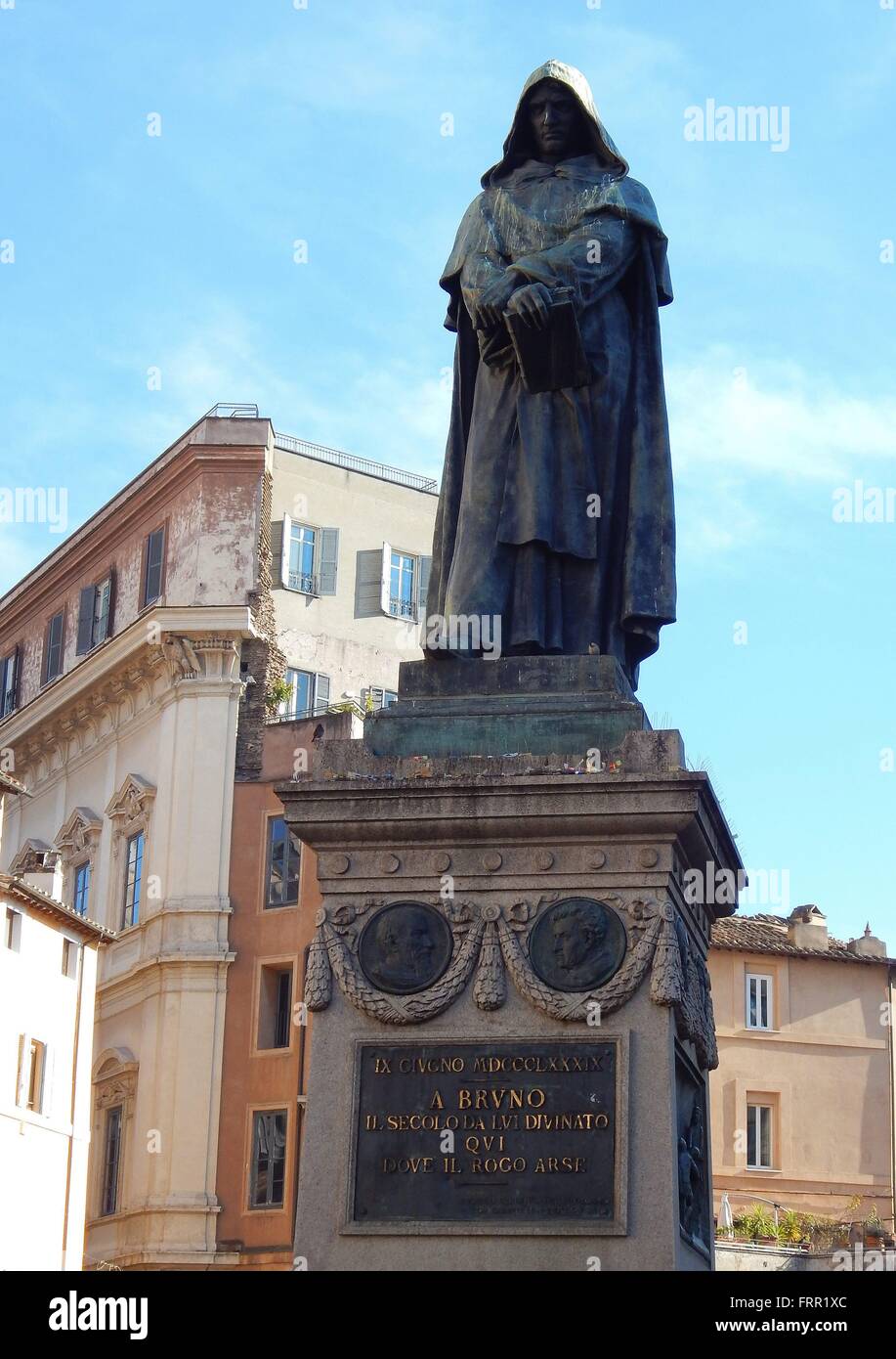 Die Statue des Philosophen Giordano Bruno (1548-1600), erstellt von Ettore Ferrari wurde am Campo de Fiori in Rom, Italien, im Jahre 1889 errichtet. Das Denkmal für Bruno ist an der Stelle, die er im Februar 1600 hingerichtet wurde. Stockfoto