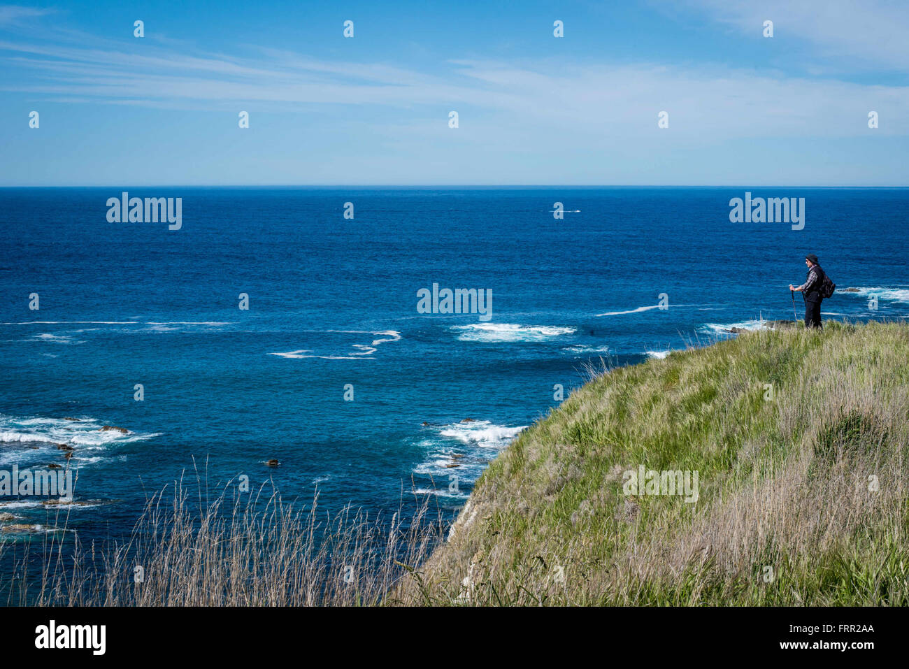 Kaikoura, Neuseeland. 21. Oktober 2015. Kaikoura, Neuseeland - 21. Oktober 2015 - A weibliche Wanderer mit trekking-Stöcke nimmt eine Auszeit auf dem Kaikoura Halbinsel Gehweg am 21. Oktober 2015 in Kaikoura, Neuseeland. © Dpa/Alamy Live-Nachrichten Stockfoto