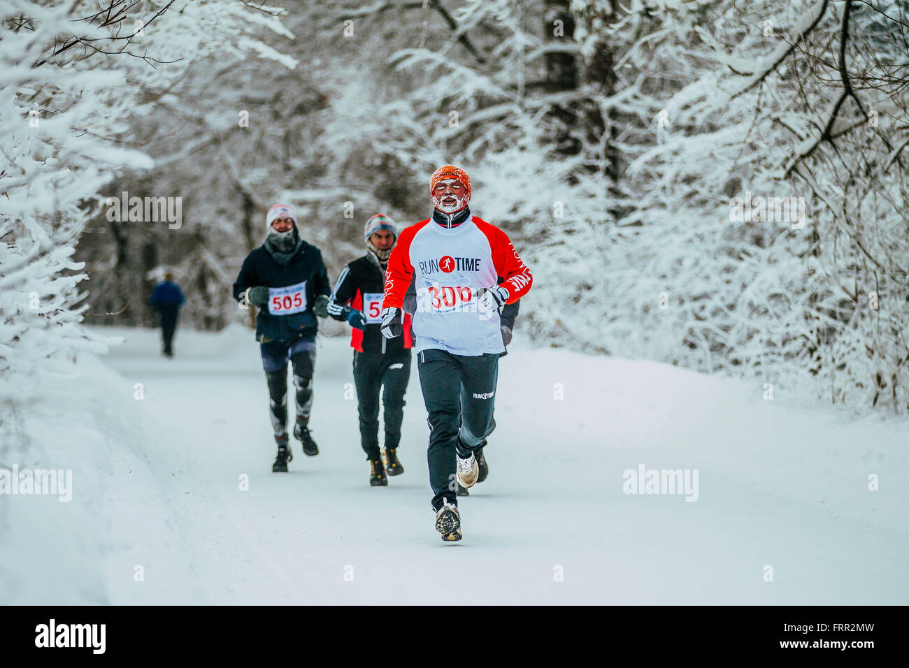 Closeup Führer männlichen Athleten vor mittleren Alters Gruppe Läufer während Chelyabinsk Winter Marathon laufen Stockfoto