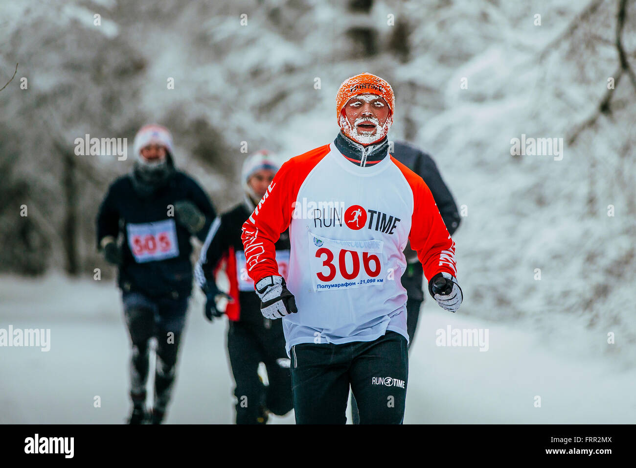 Gruppe von verschneiten racing Abstand im Winterwald bei Chelyabinsk Winter Marathon Männer mittleren Alters Stockfoto