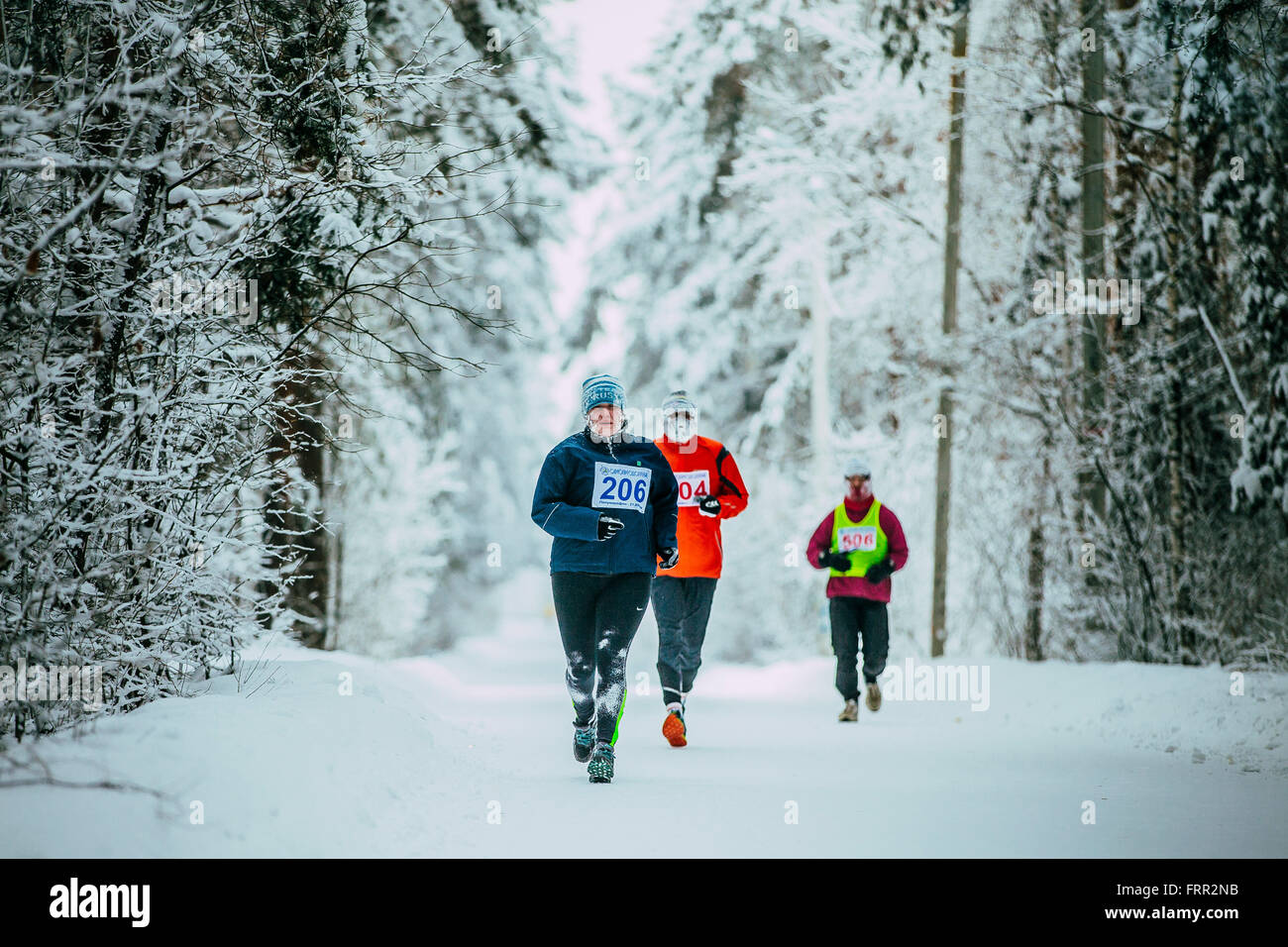 Frau mittleren Alters Athleten liefen Gasse Park im Schnee. Wetter ist kalt in Chelyabinsk Winter marathon Stockfoto