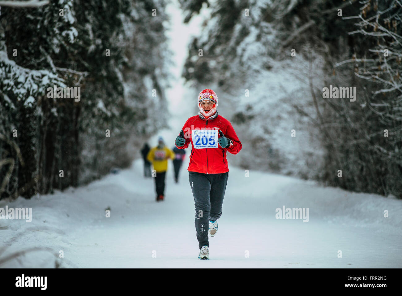 Mann mittleren Alters Läufer beim laufen in der kalten Jahreszeit in Chelyabinsk Winter marathon Stockfoto