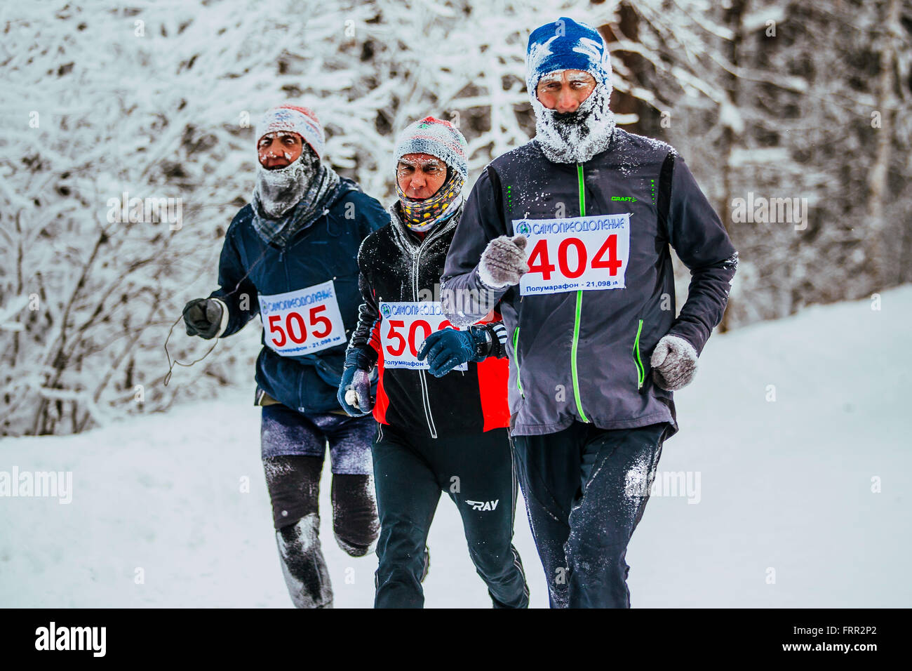 Gruppe Männer mittleren Alters Läufer laufen in kaltem Wetter im Wald bei Chelyabinsk Winter marathon Stockfoto