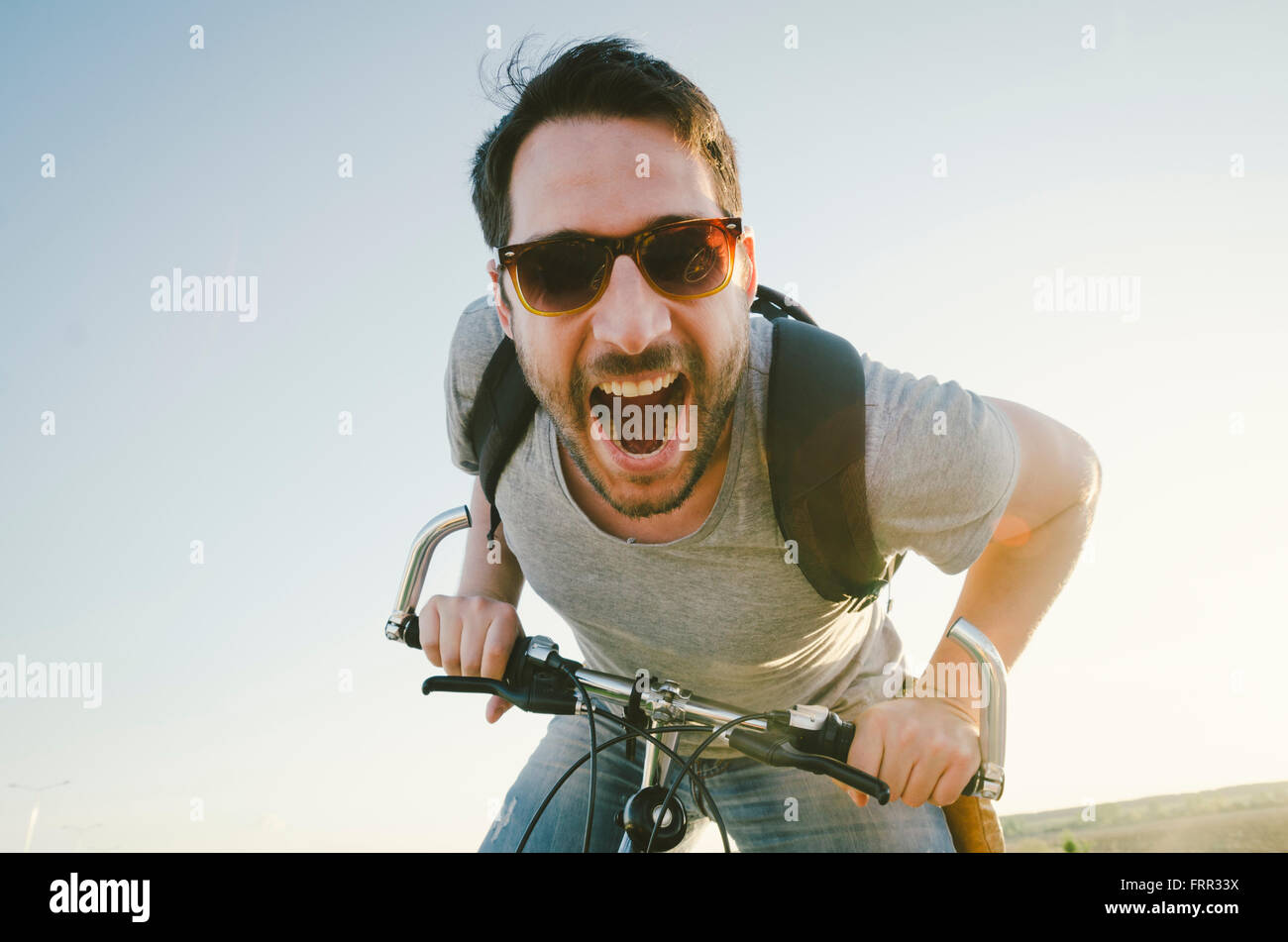 Mann mit dem Fahrrad Spaß. Retro-Stil Bild. Stockfoto
