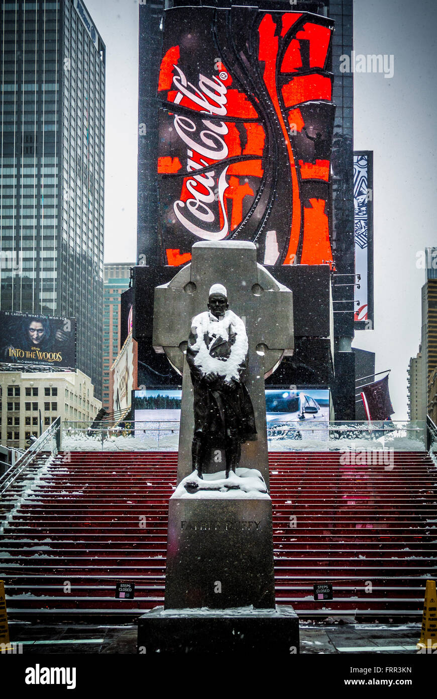 Times Square im Winter mit Schnee, New York City, USA. Stockfoto