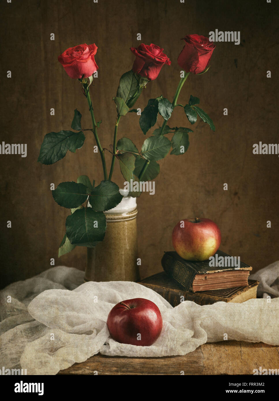 Stilleben mit roten Rosen und Äpfel. Stockfoto