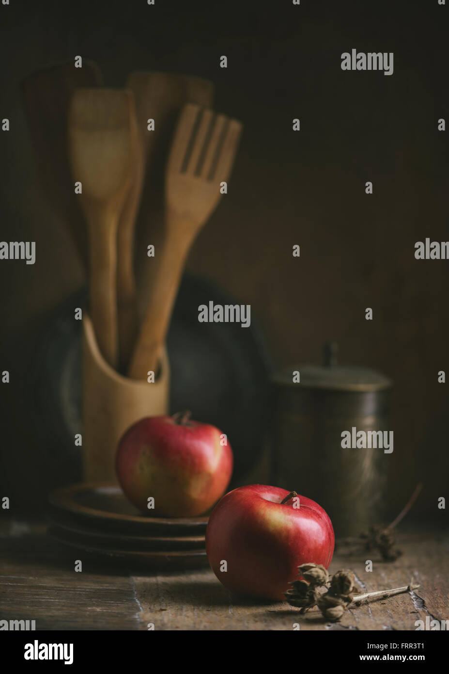 Küche-Stillleben mit roten Äpfeln und Holzplatten. Stockfoto