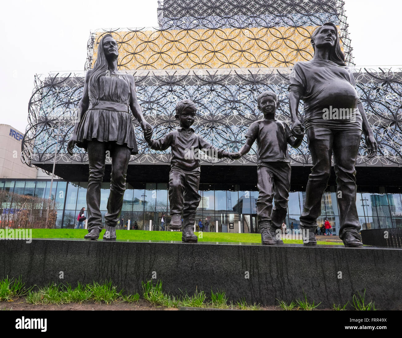 Eine echte Familie Statue von Gillian Wearing außerhalb der Library of Birmingham, West Midlands, England, UK Stockfoto