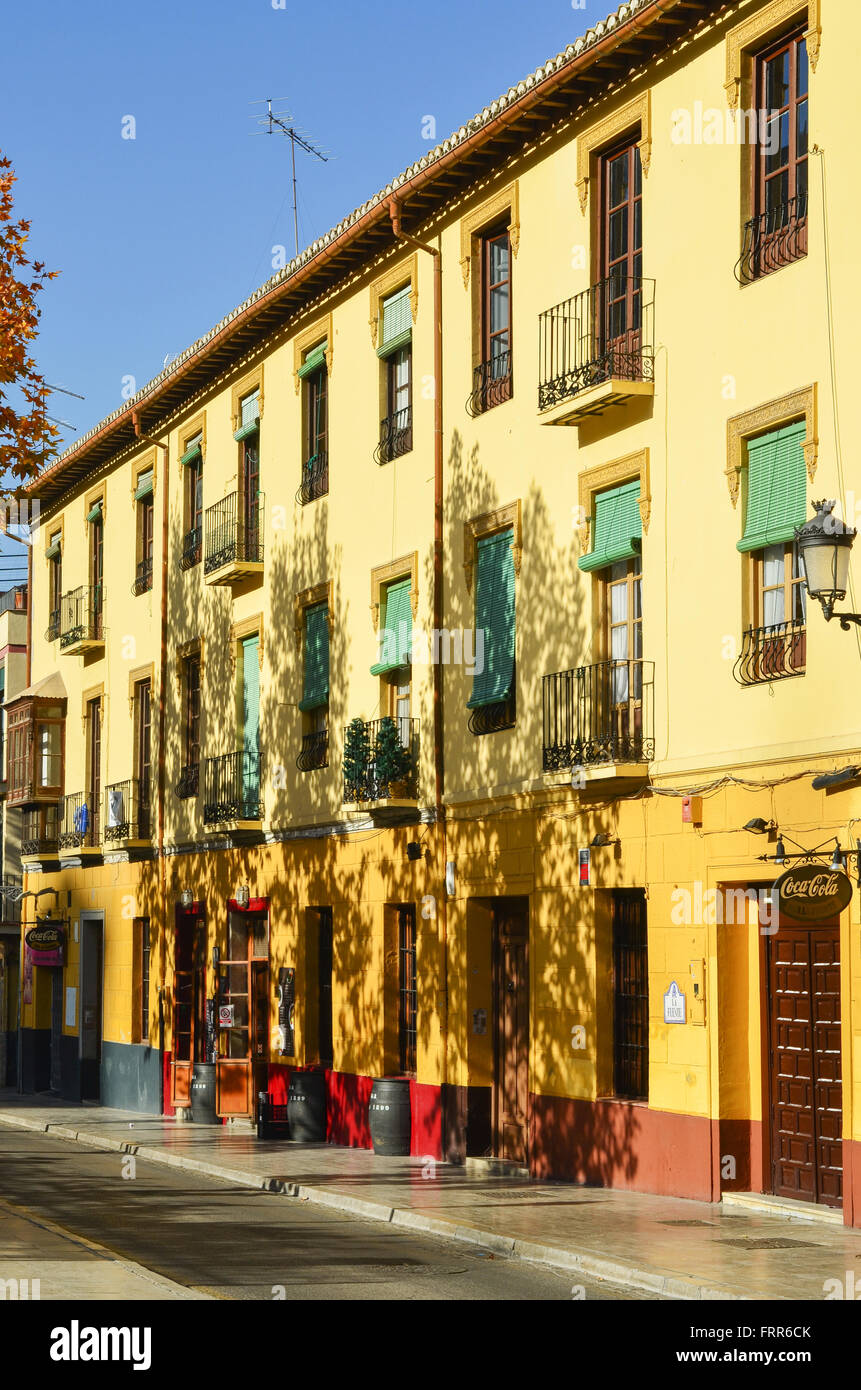 Bunte Straße in Granada, Paseo del Padre Marijon, mit verschiedenen Bars, darunter La Fuente Stockfoto